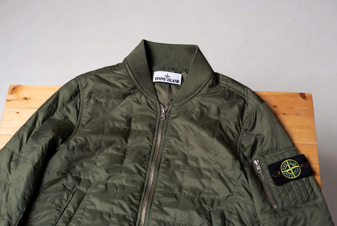 ストーンアイランド 並行輸入品の深層：正規品との差異、リスク、そして「本物」を巡る現代の消費哲学