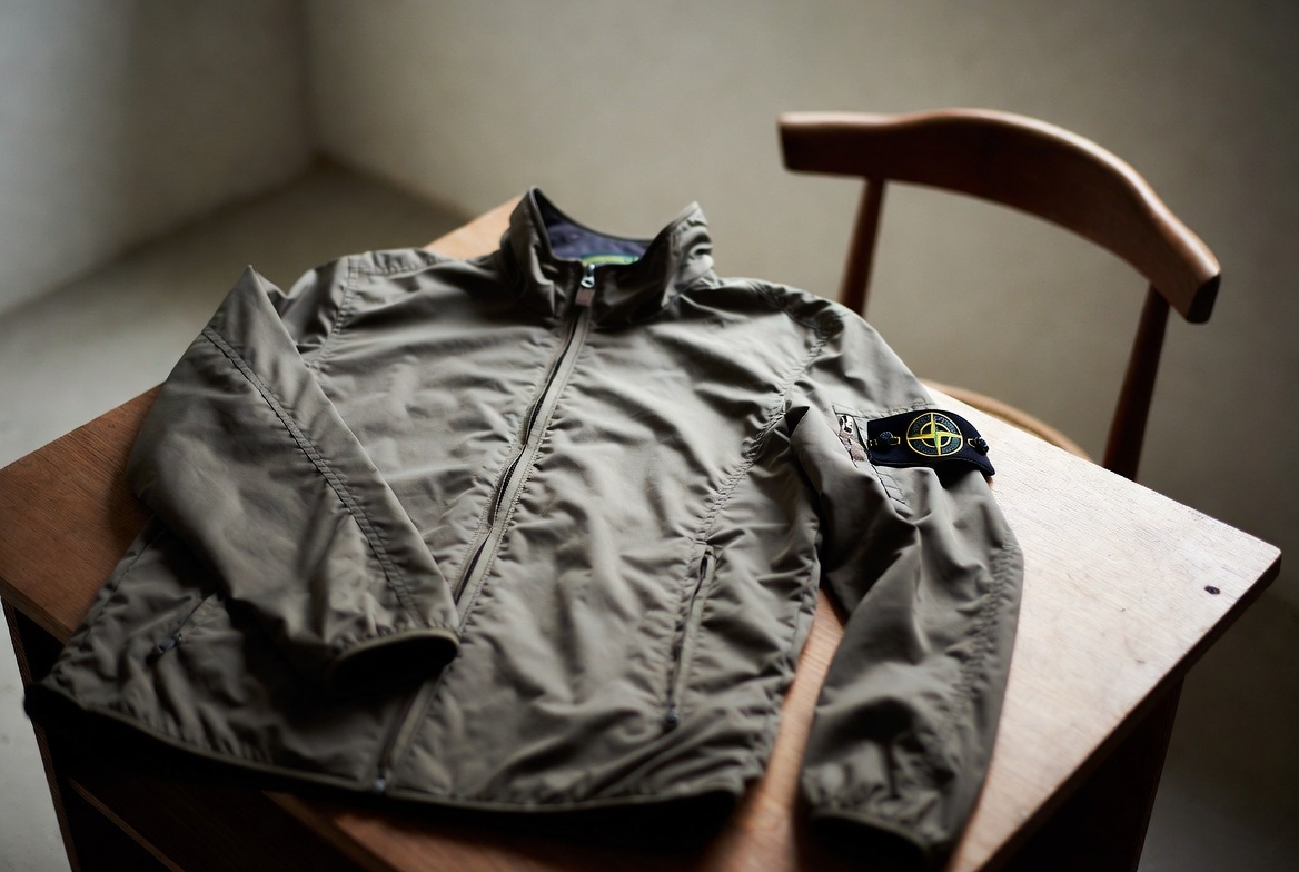 ストーンアイランド 並行輸入品の深層：正規品との差異、リスク、そして「本物」を巡る現代の消費哲学