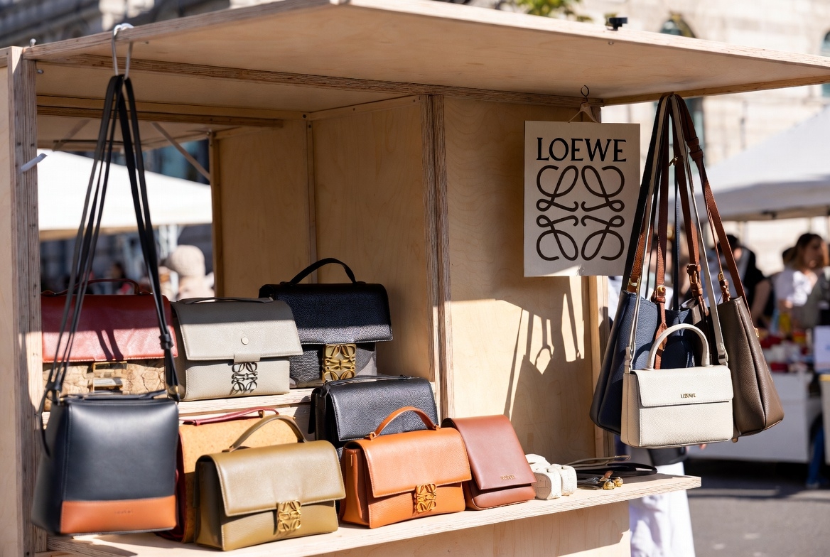 ロエベのアナグラムデザインがスーパーコピー市場に与える複雑な影響：独占性と模倣可能性の狭間で