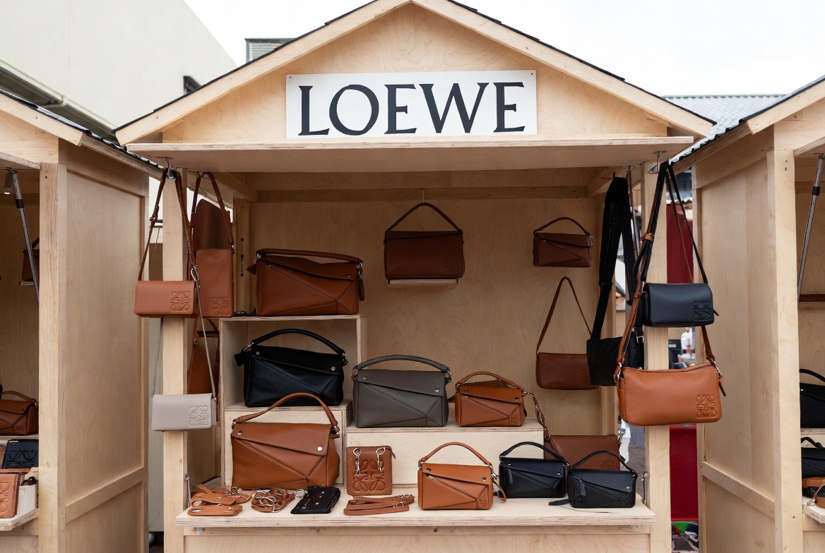 ロエベのアナグラムデザインがスーパーコピー市場に与える複雑な影響：独占性と模倣可能性の狭間で