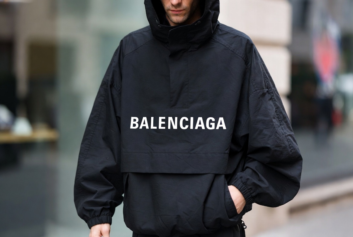 バレンシアガ スーパーコピー服の品質の真実：口コミ評価が語る「見た目」と「耐久性」の深い溝