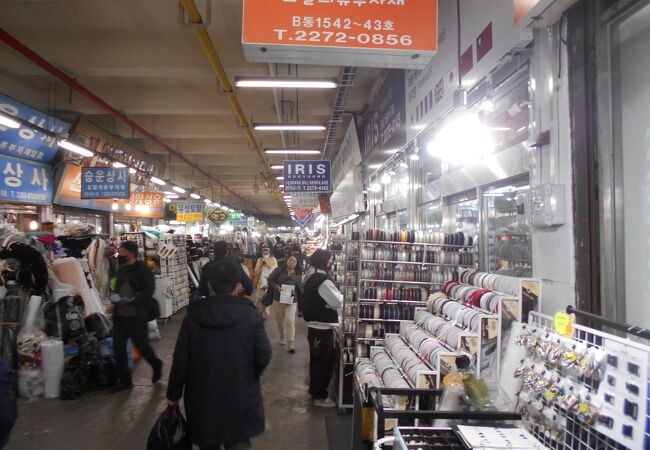 韓国・東大門エリアのスーパーコピー流通システムと消費者心理の関係を探る