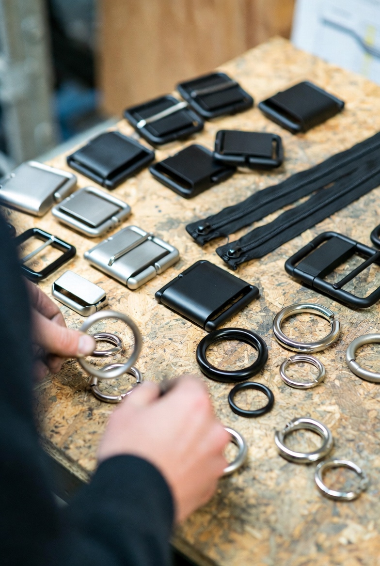 バッグの金具品質を見抜く方法｜色・重量・加工の違いをプロが徹底解説