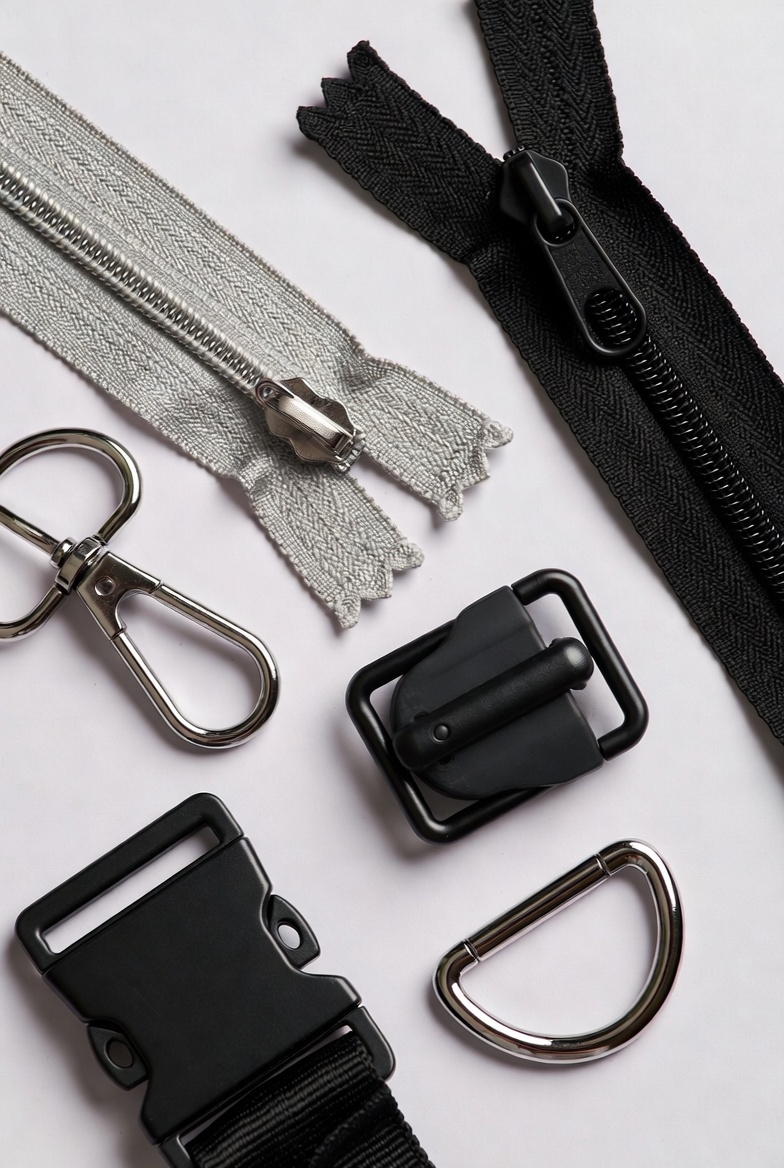 バッグの金具品質を見抜く方法｜色・重量・加工の違いをプロが徹底解説